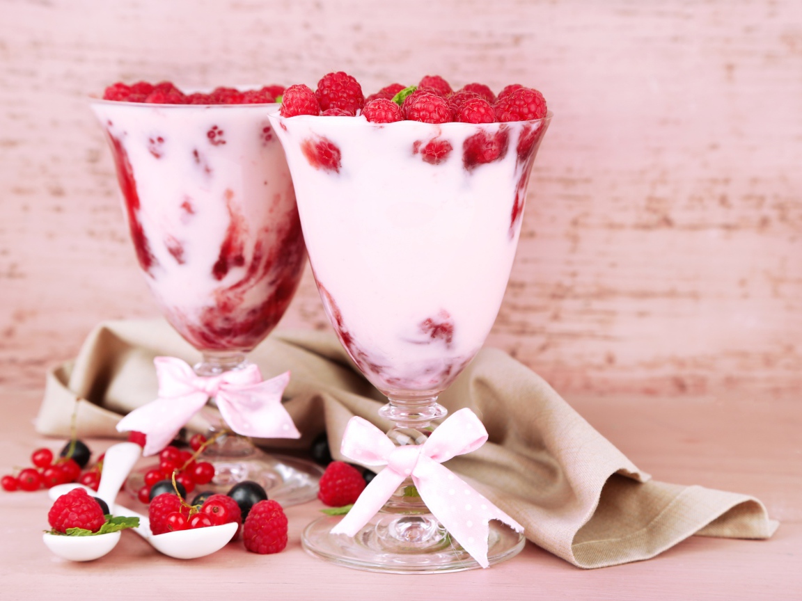 Две креманки с десертом из йогурта и малины