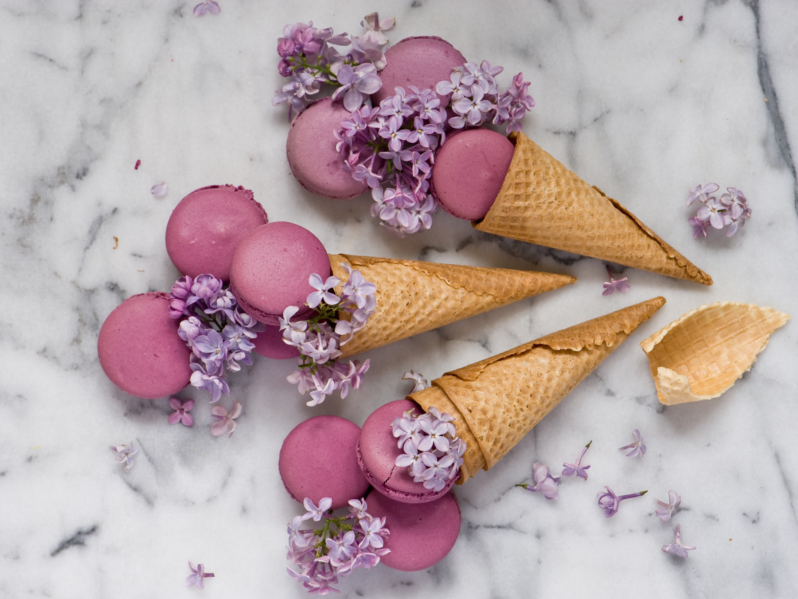 Вафельные рожки с макарунами и цветами сирени 