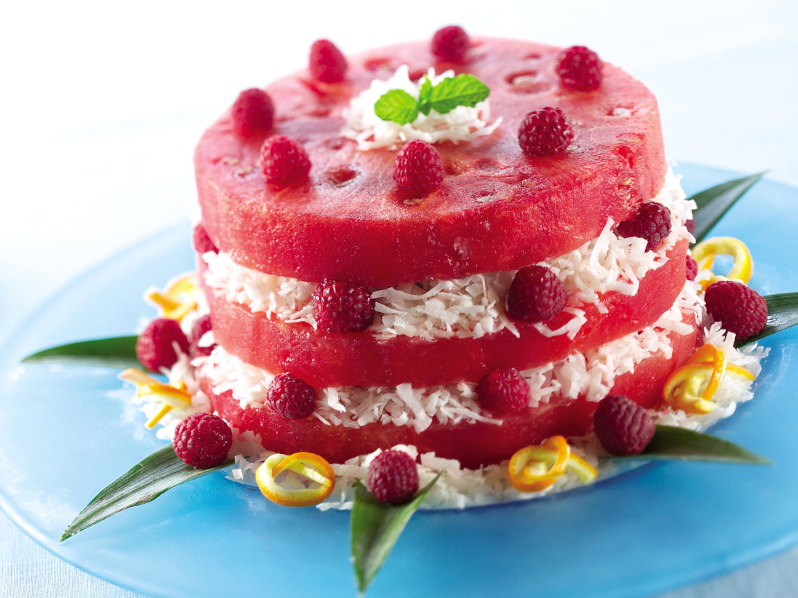 Арбузный торт с кокосовой стружкой и ягодами малины 