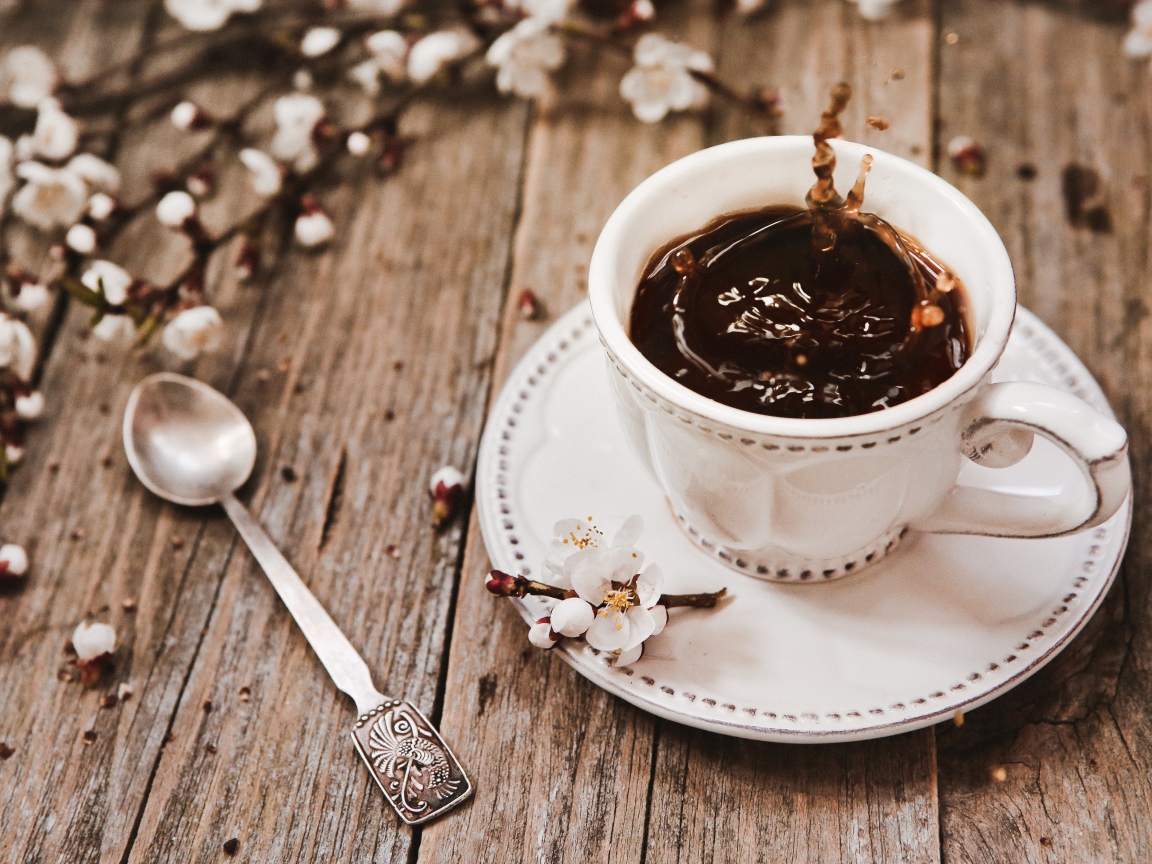 Чашка кофе на столе с цветами абрикоса