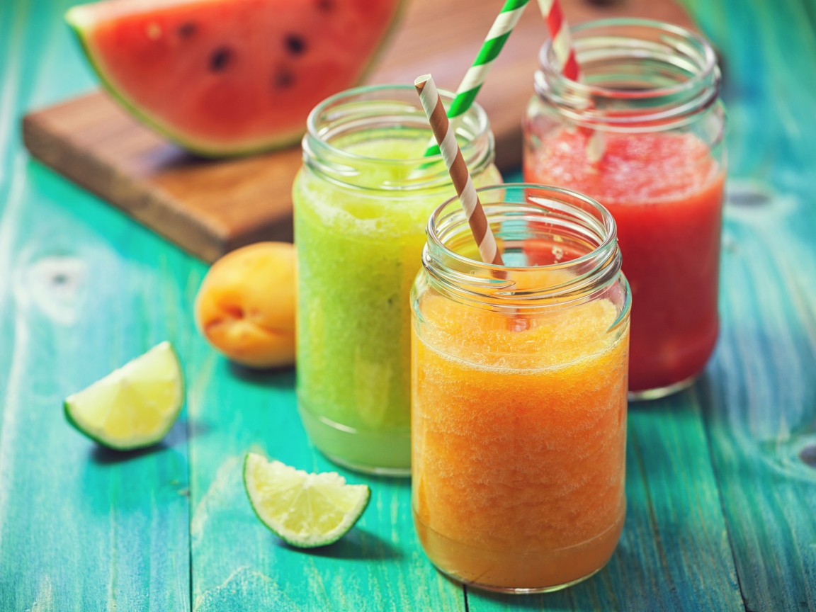 Аппетитное свежее ягодное смузи в баночках на столе