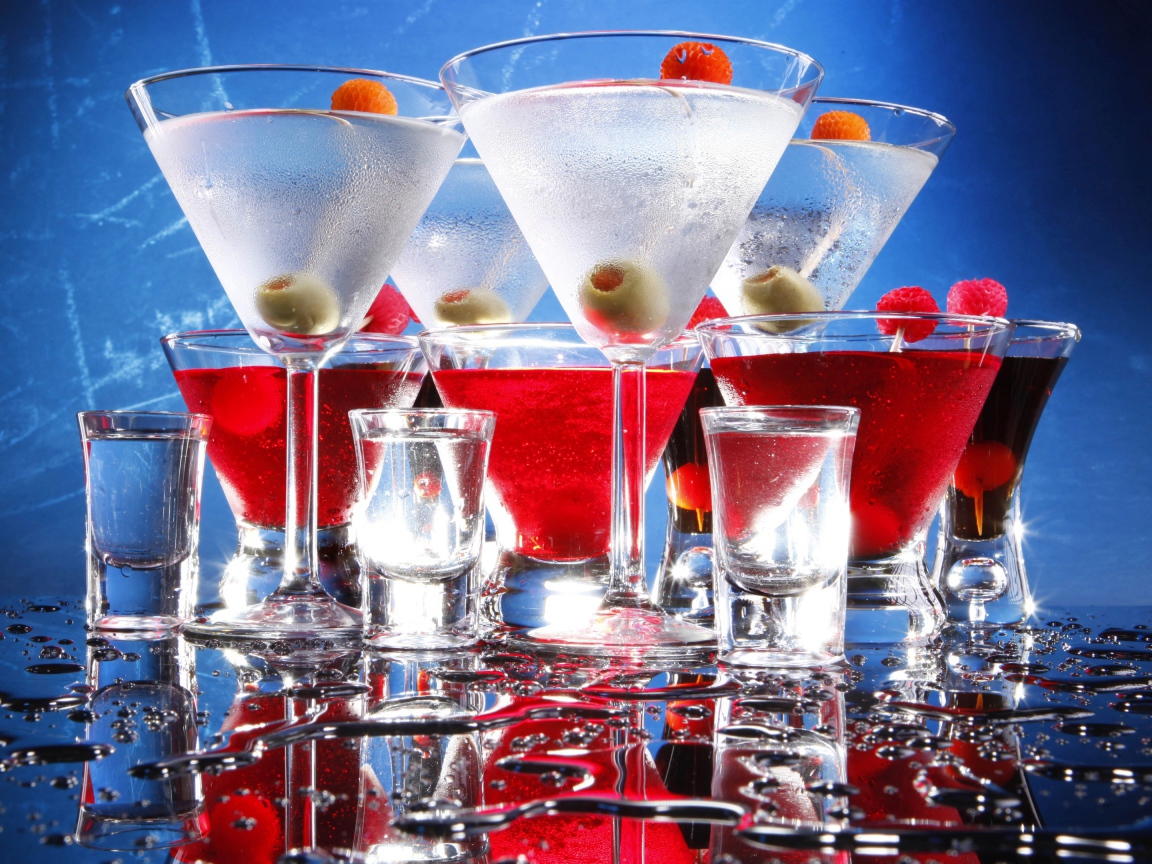 Коктейли с рюмками на мокром столе
