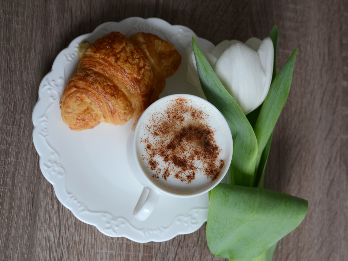 Круассан, чашка капучино и белый тюльпан для любимой