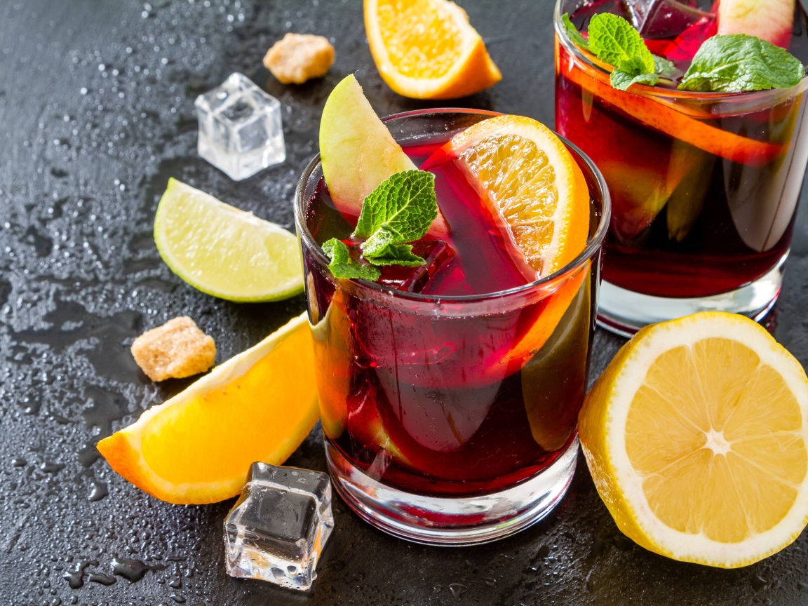 Напиток в стаканах с лимоном, мятой и кусочками льда