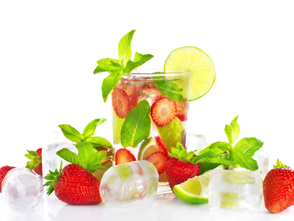 Напиток с клубникой, лаймом, мятой и кусочками льда на белом фоне
