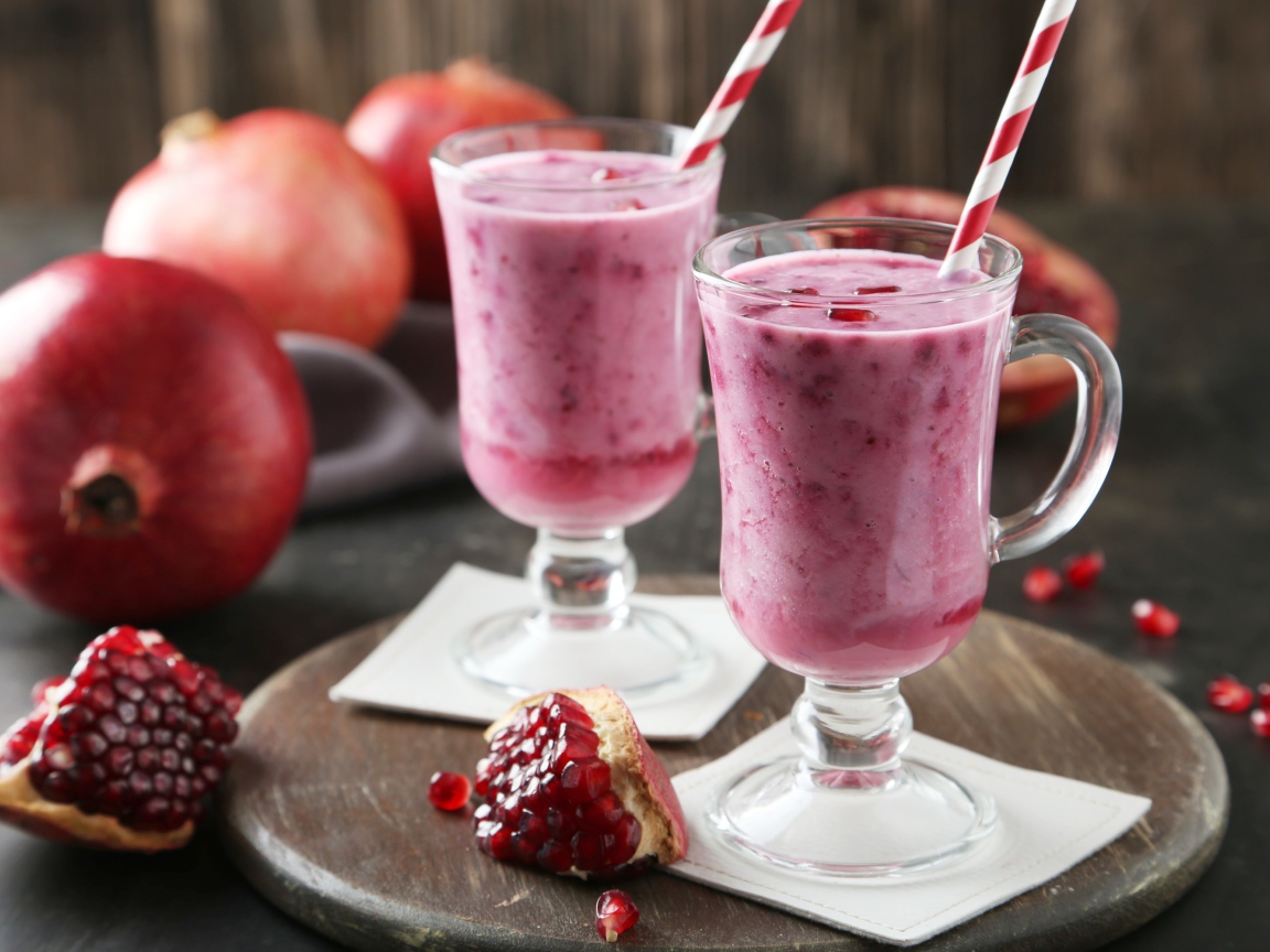 Гранатовый смузи в стаканах на столе