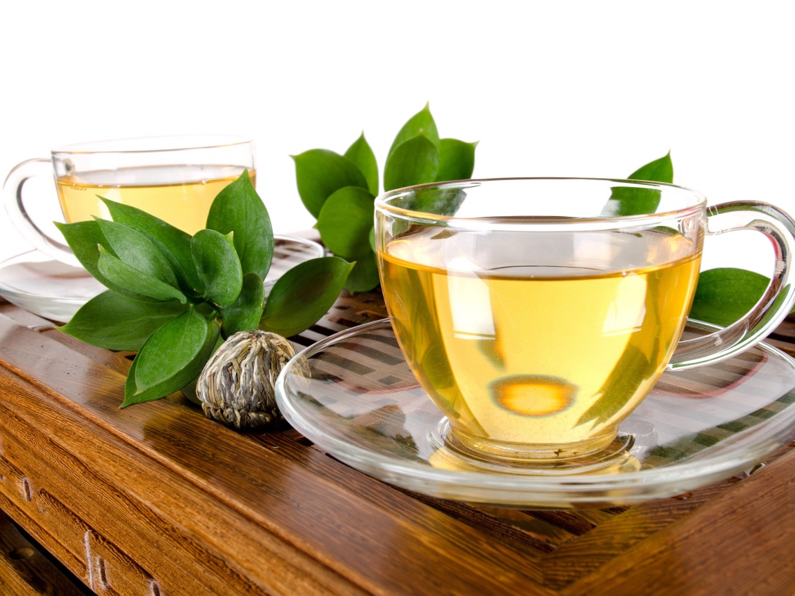 Стеклянные чашки на столе с зеленым чаем