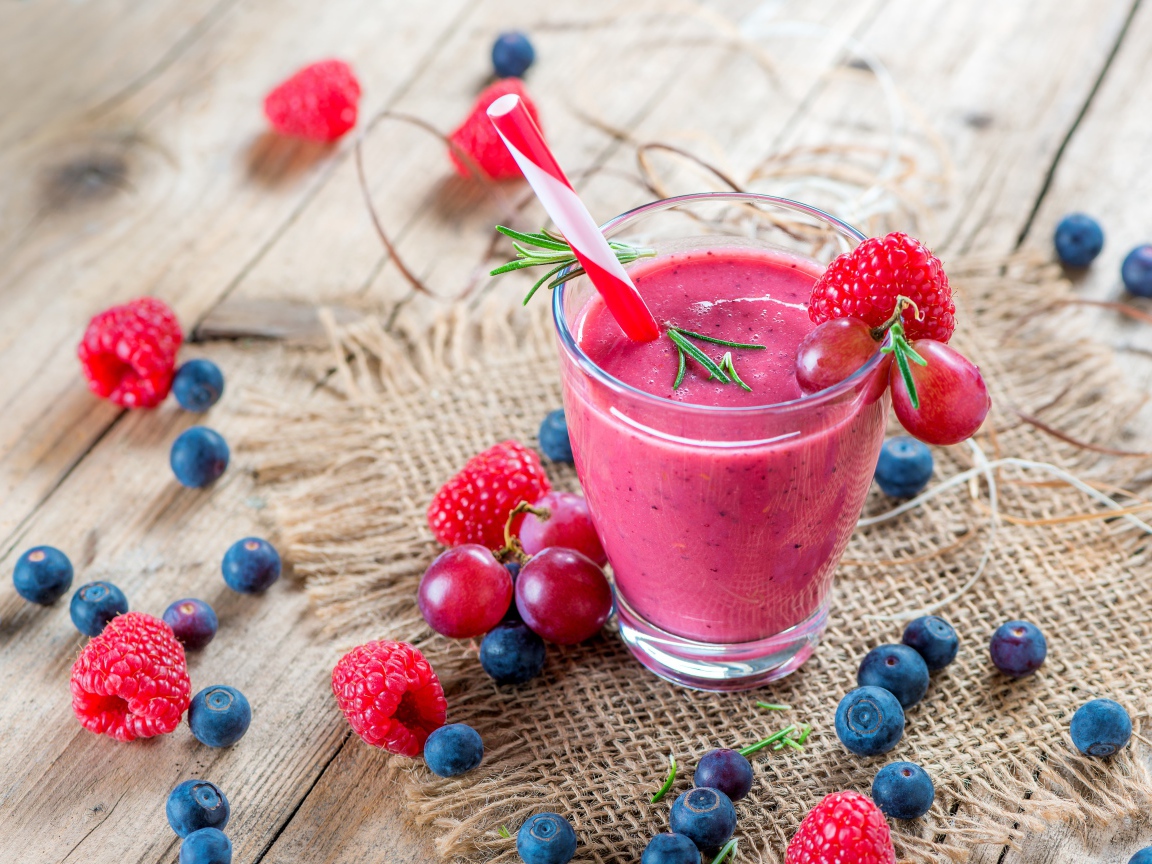 Смузи с черникой, малиной и виноградом 