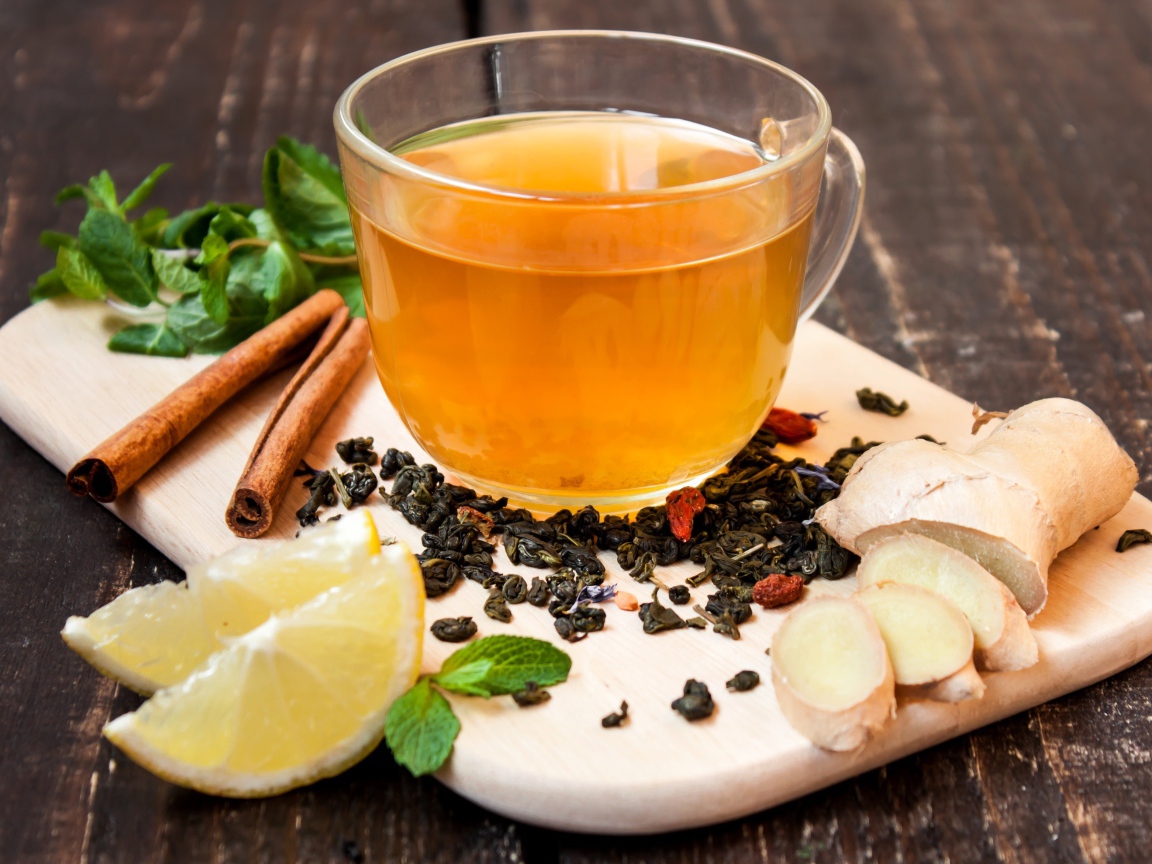 Чай с имбирем, лимоном, корицей и мятой на разделочной доске