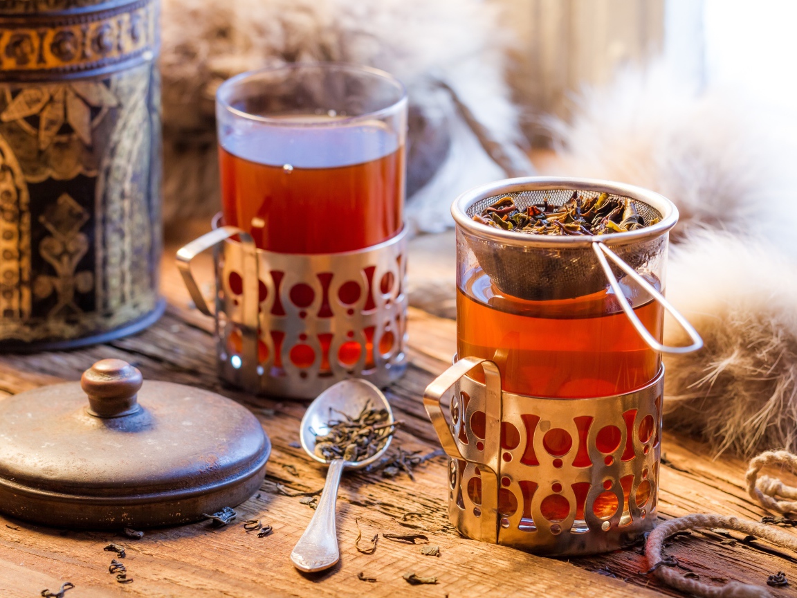 Две чашки заварного черного чая на столе