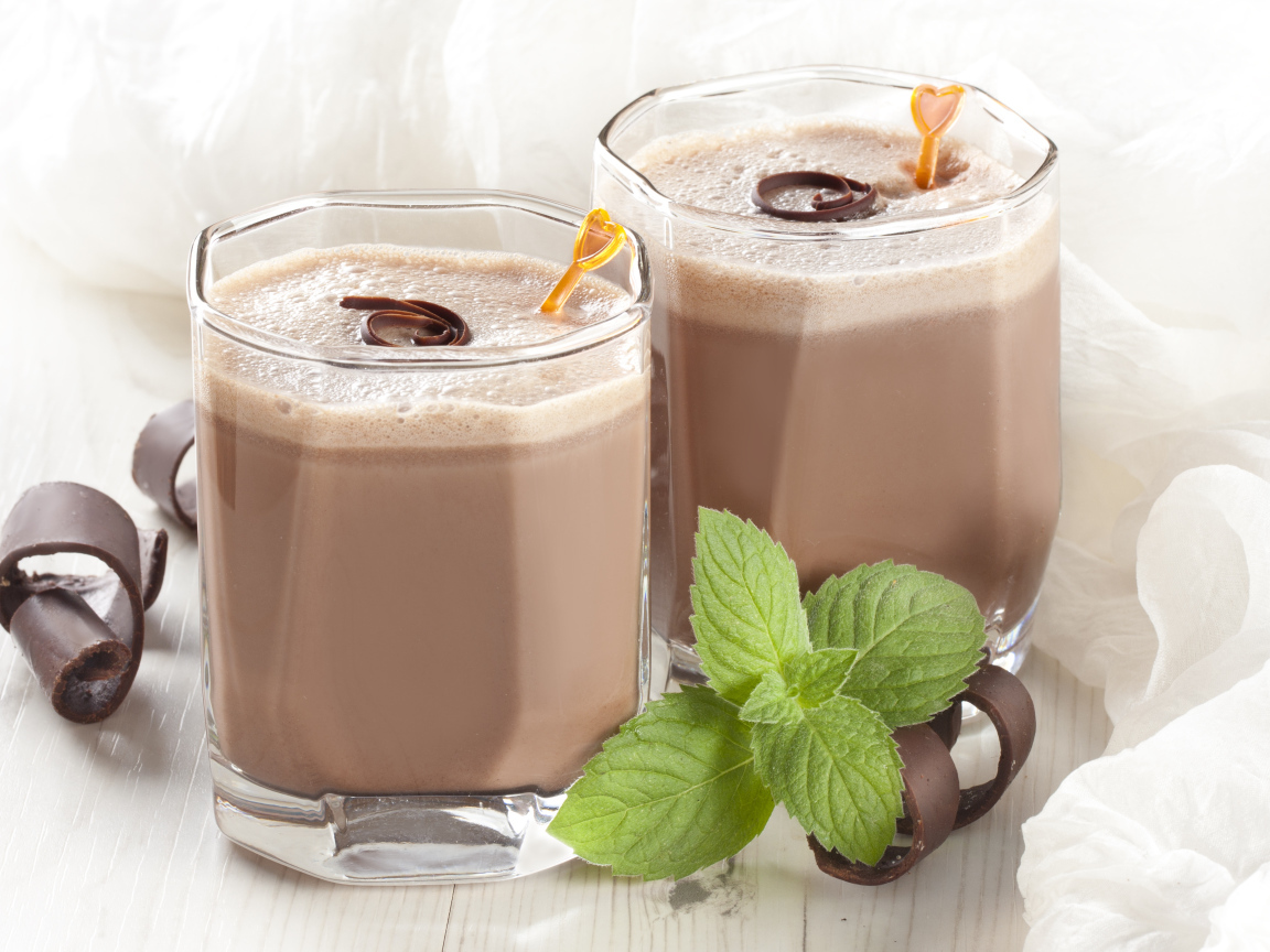 Два стакана с какао и шоколадом