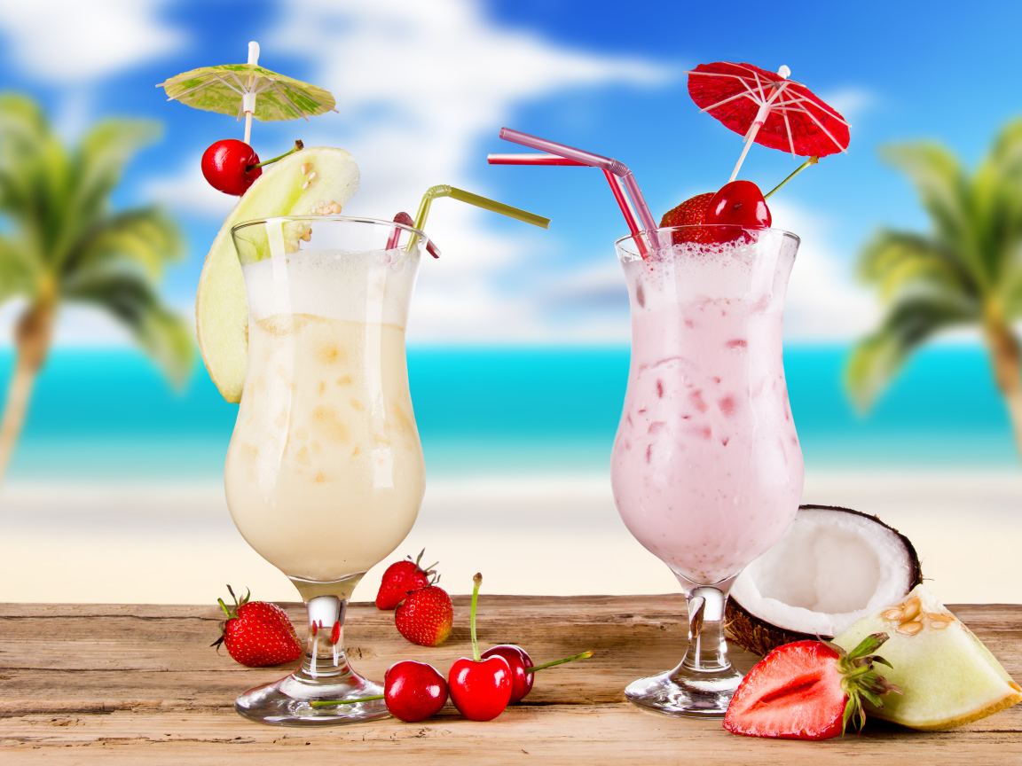 Два тропических коктейля на столе 