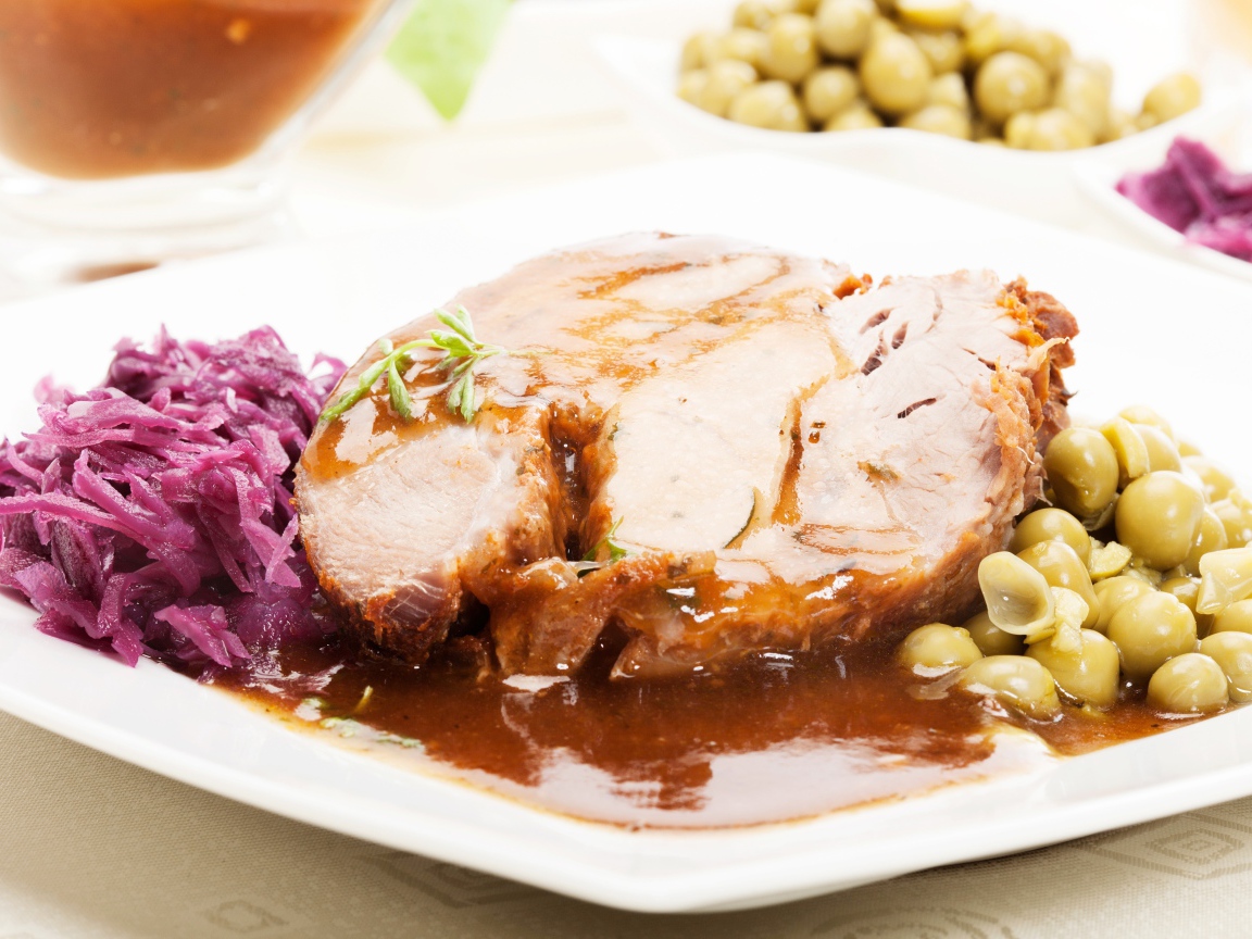 Кусок сочного мяса с горошком и тертой свеклой