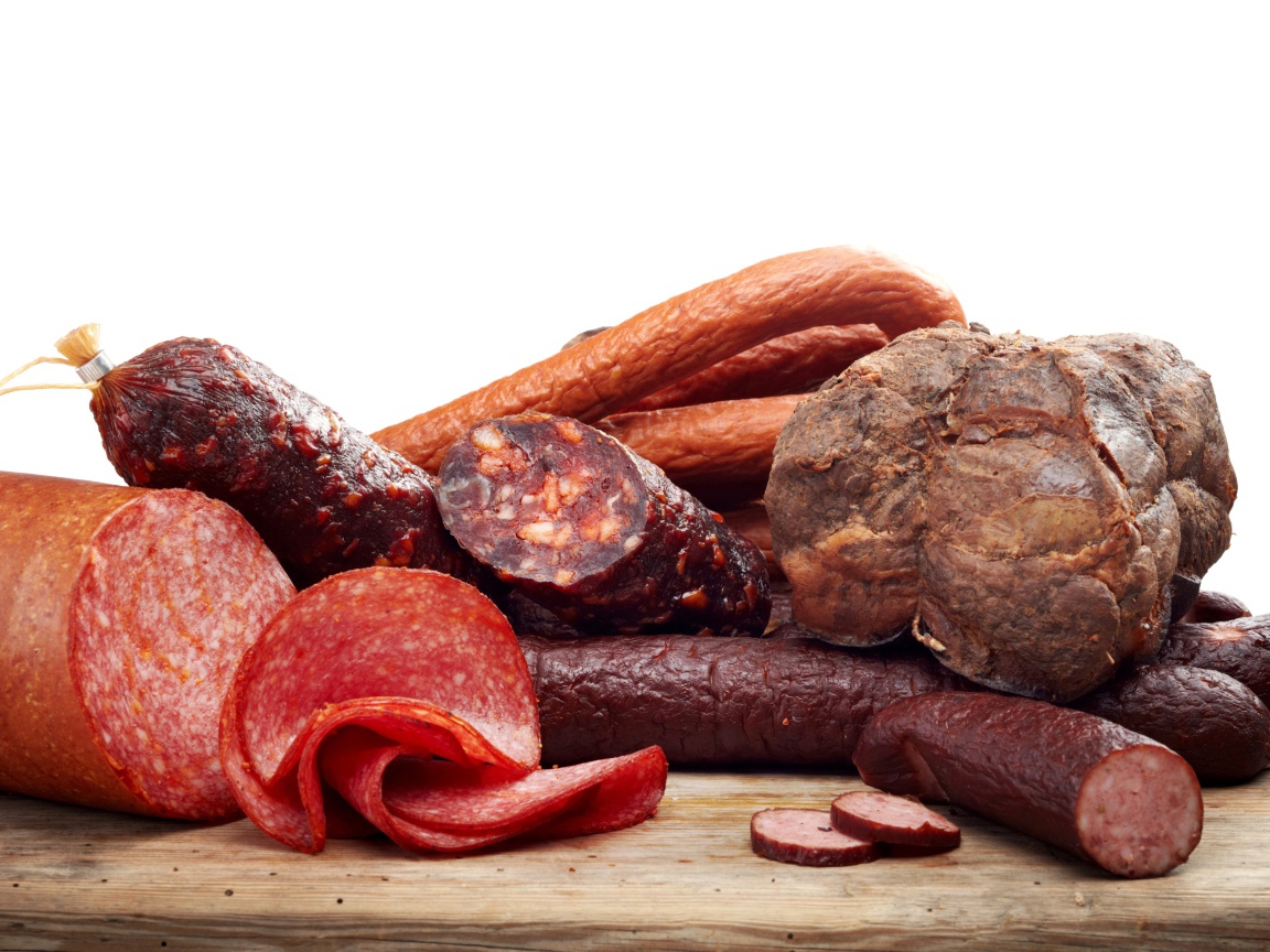 Аппетитная колбаса и мясо на белом фоне