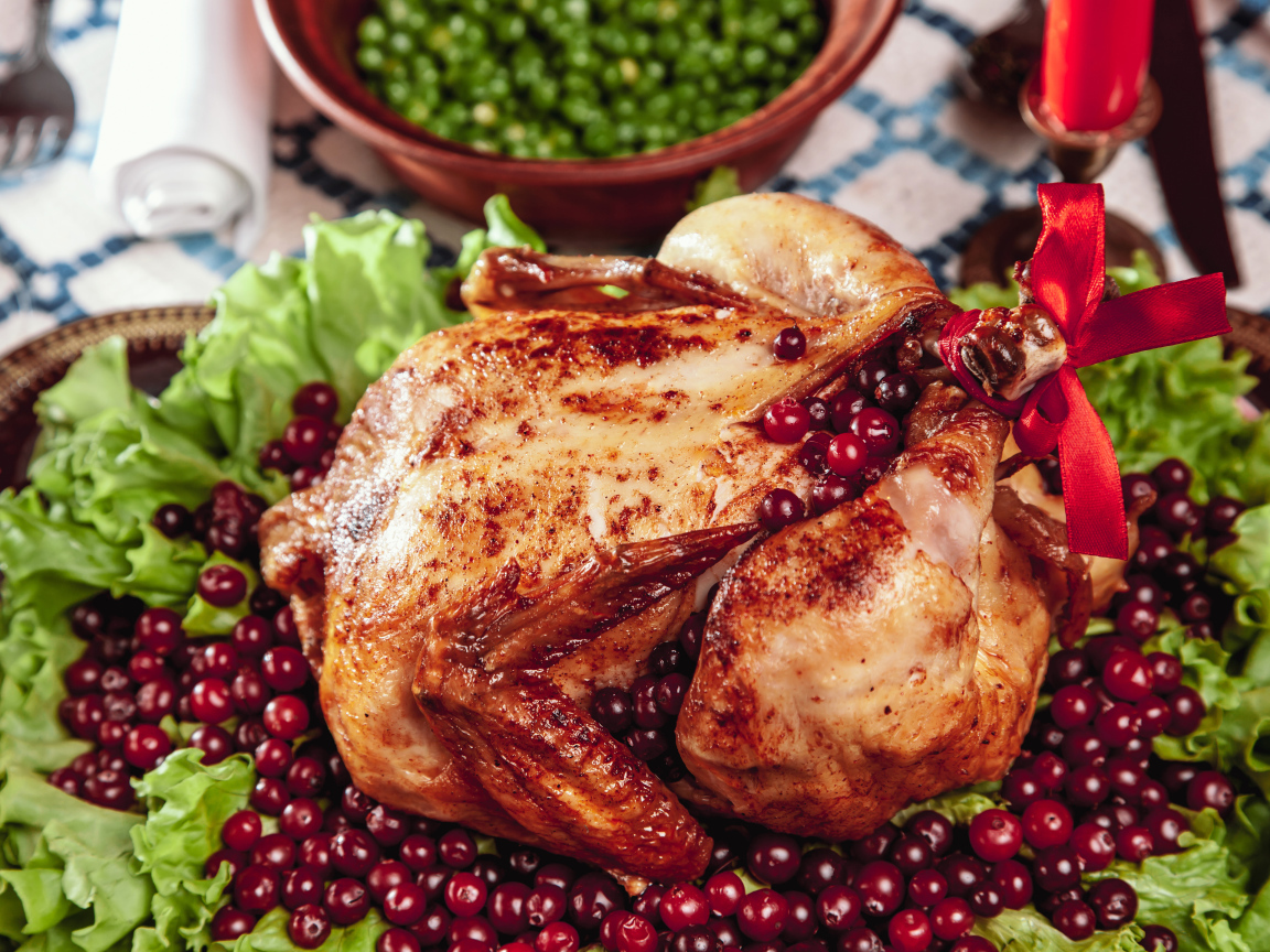 Запеченная курица с ягодами клюквы и листьями салата