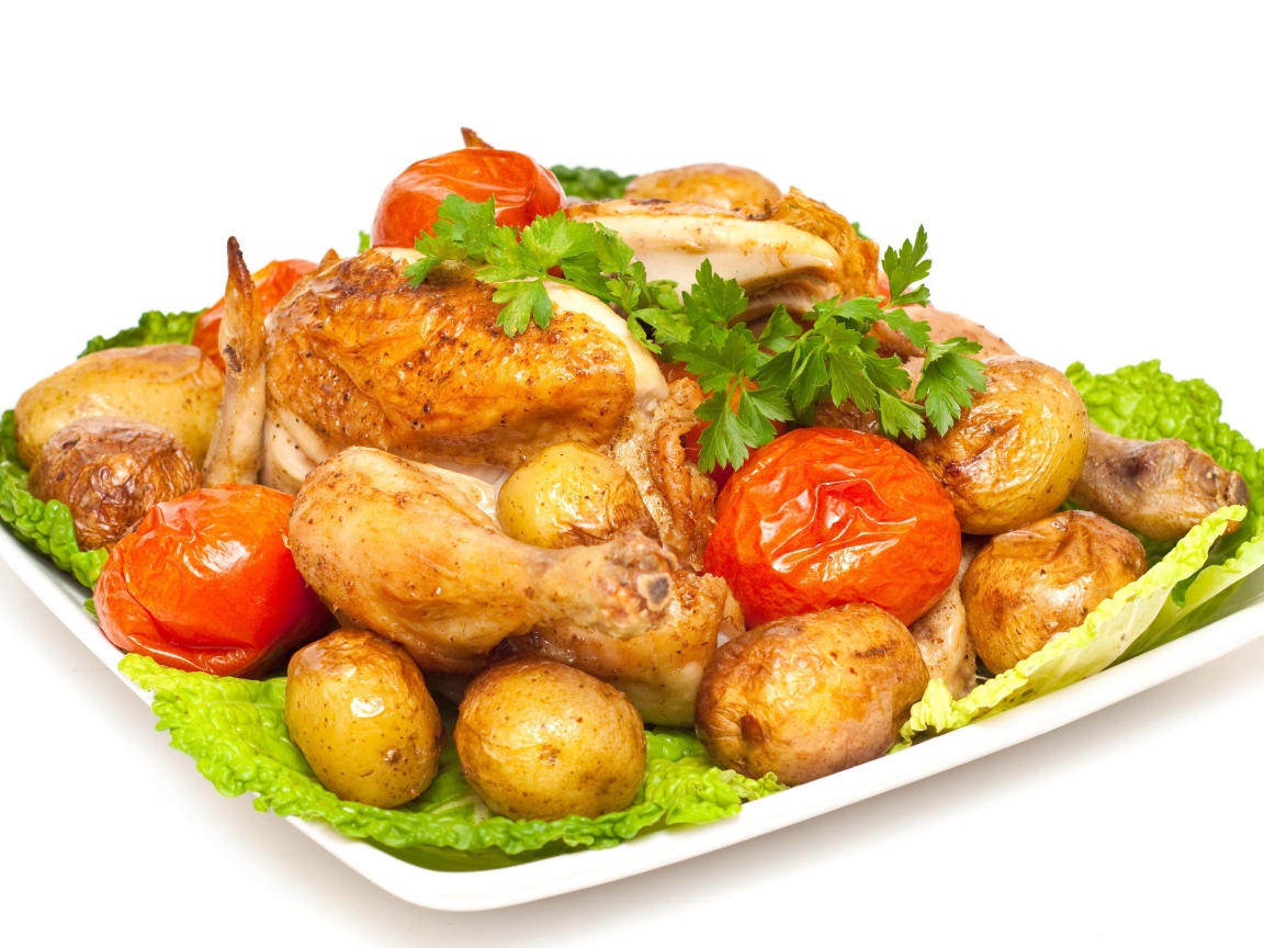 Запеченная курица с картофелем и помидорами на белом фоне