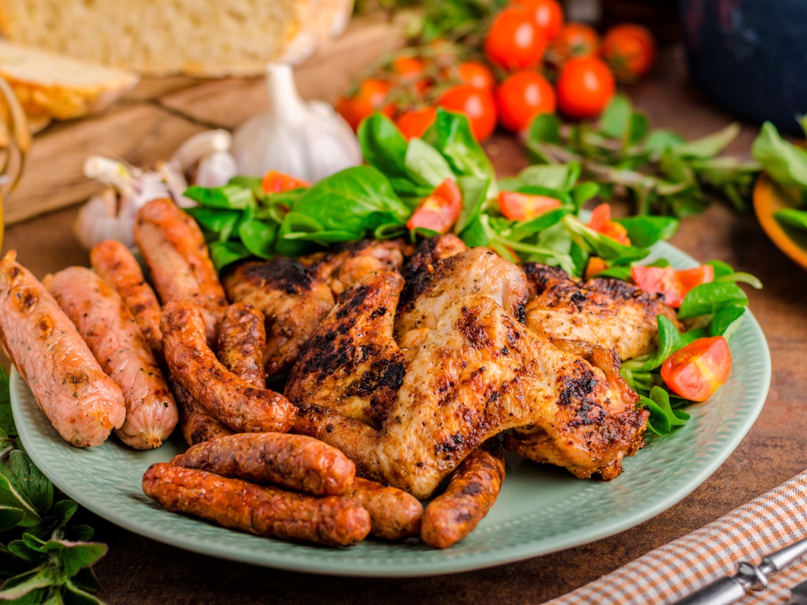 Жареные куриные крылышки с сосисками