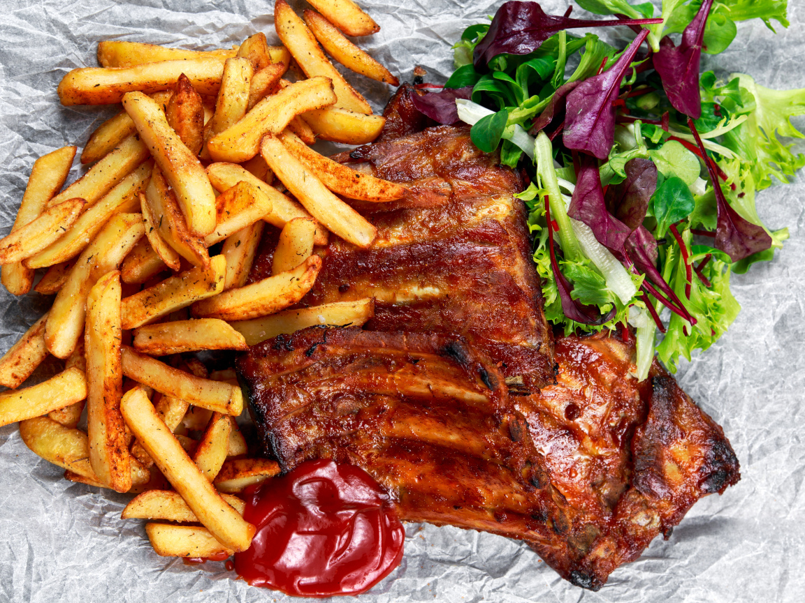 Жареные ребрышки с картофелем фри и салатом 
