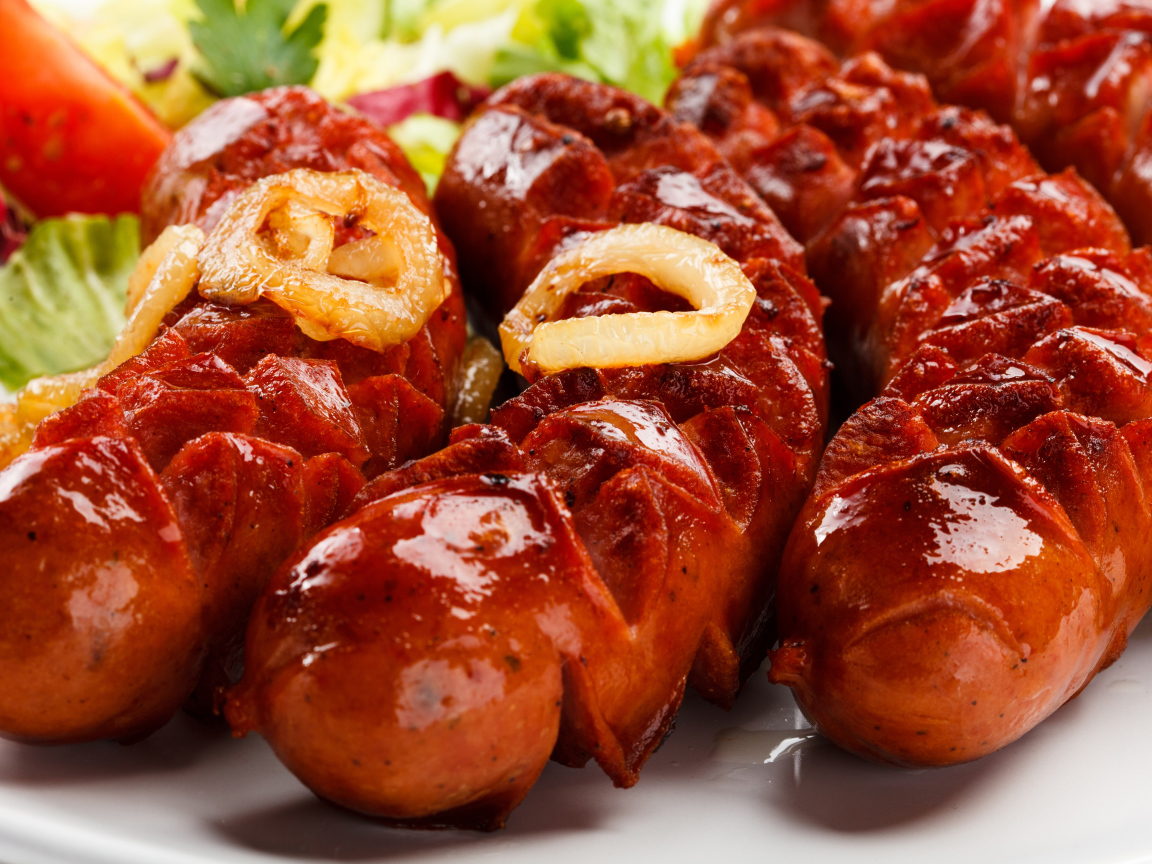 Жареные сосиски с кольцами лука