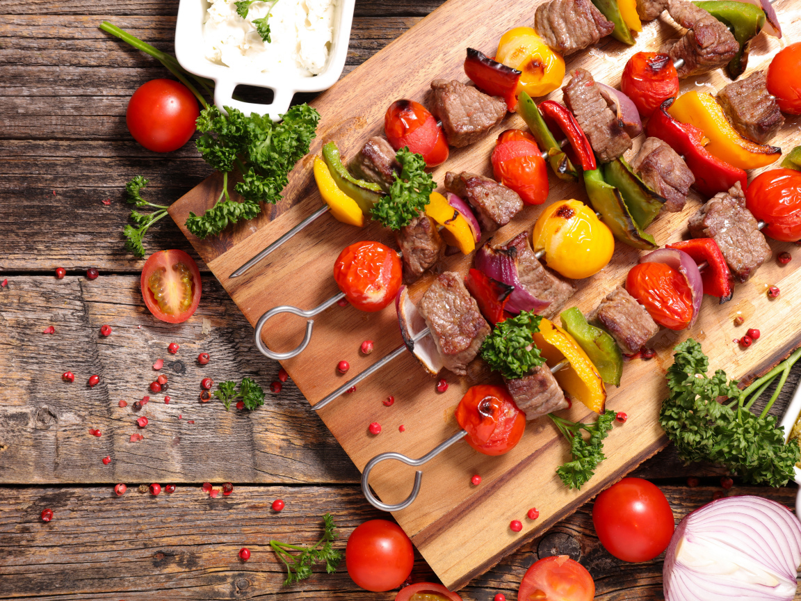 Шашлык на шампурах с овощами 