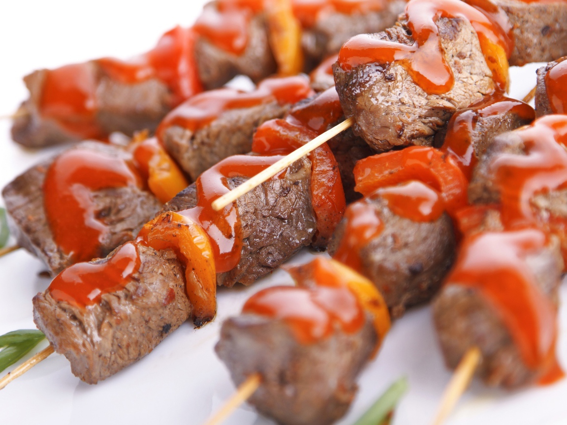 Шашлык на деревянных шпажках с соусом