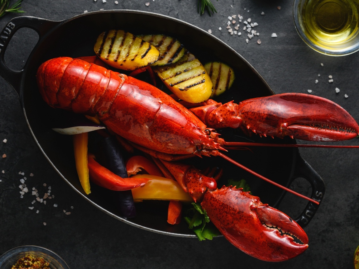 Большой омар с овощами 