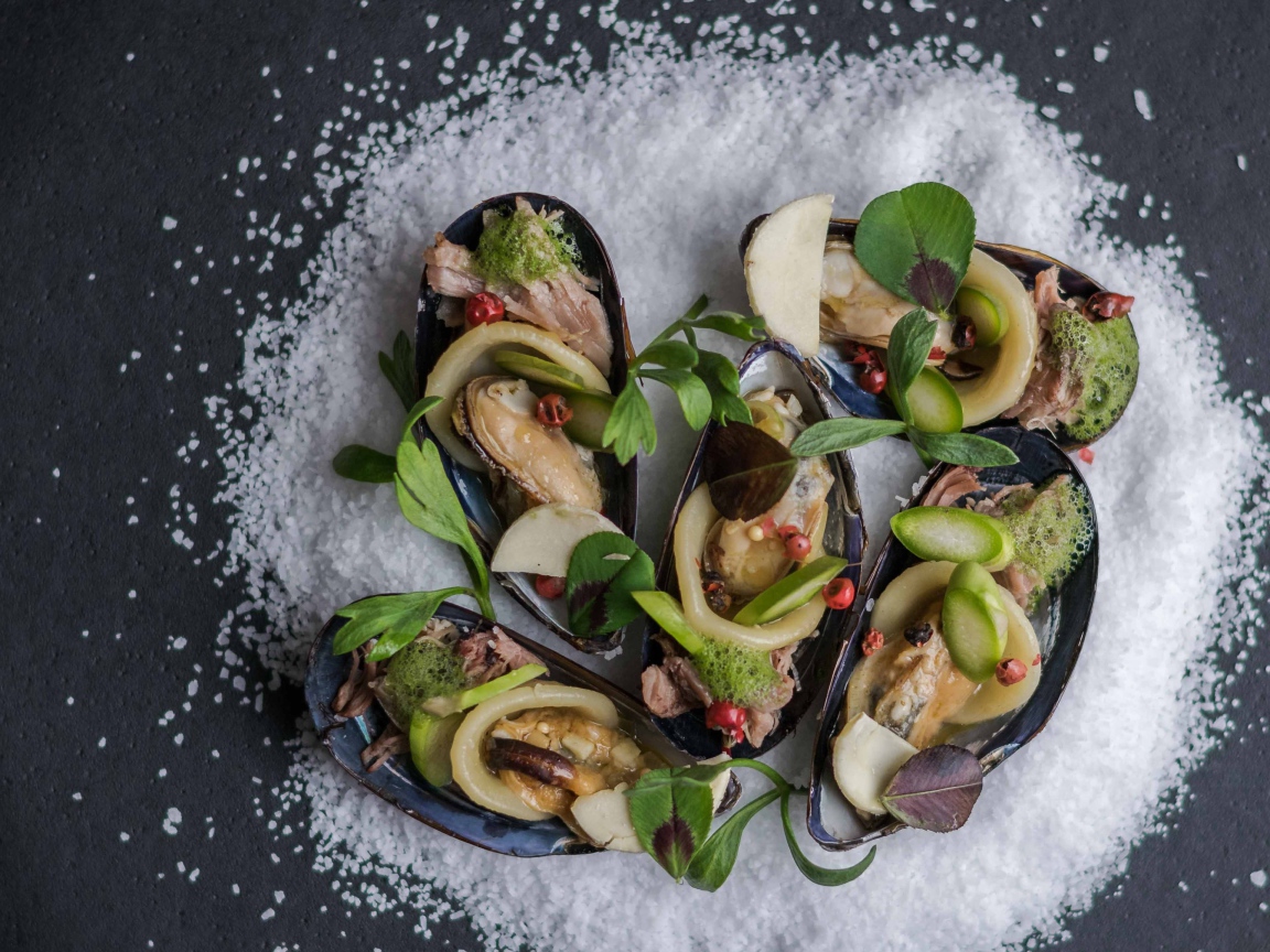 Мидии крупным планом на столе