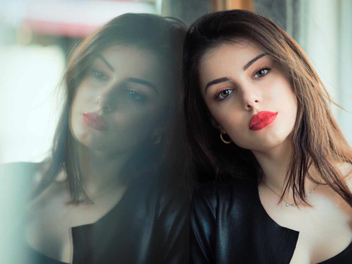 Нежная шатенка с яркими красными глазами