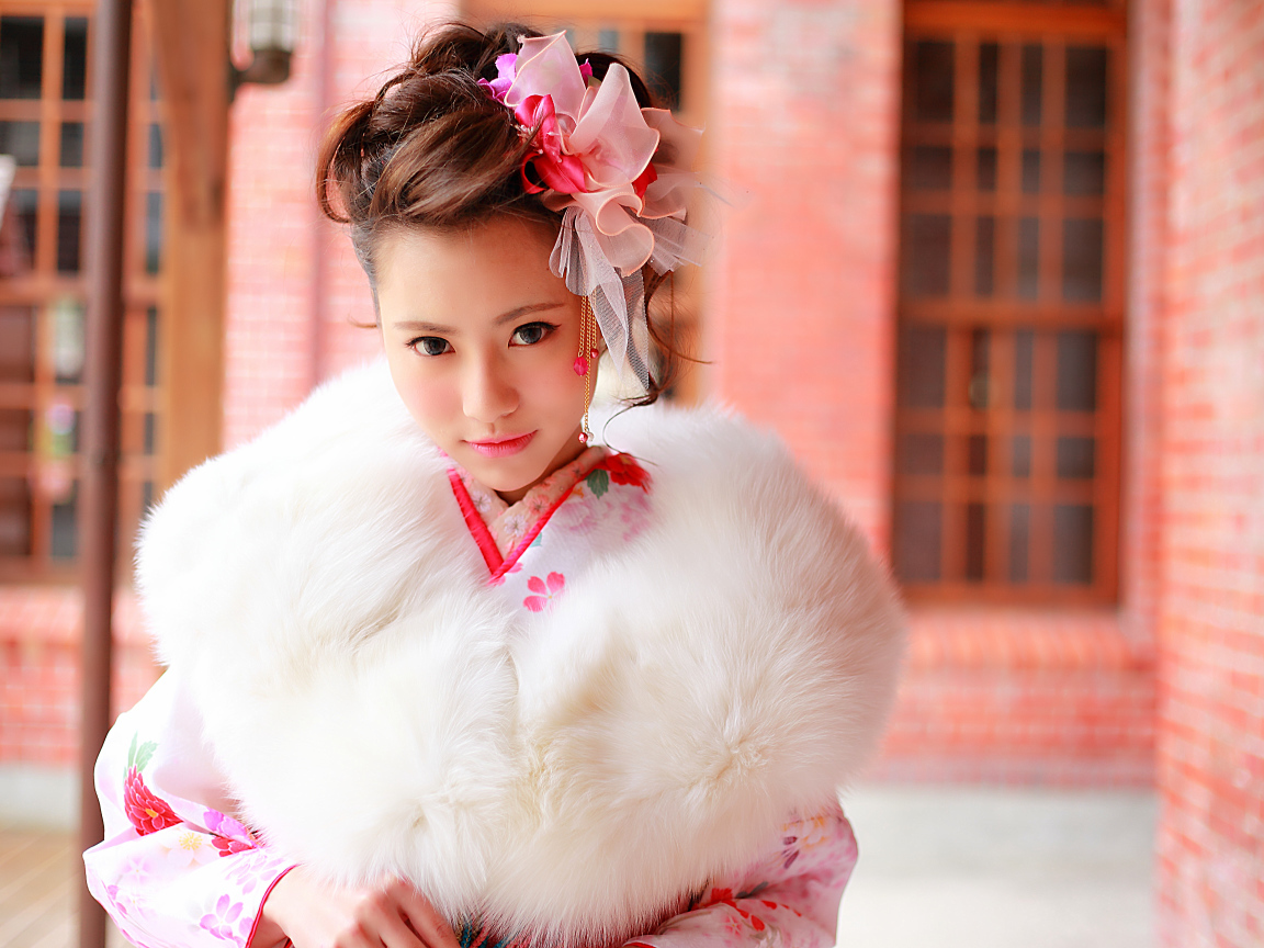 Красивая девушка азиатка в меховом манто