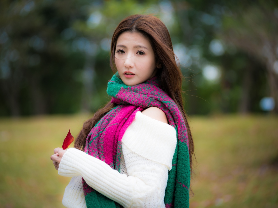 Красивая азиатка с шарфом на шее