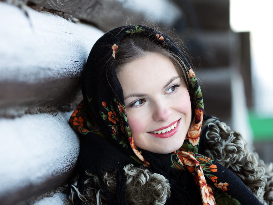 Красивая русская девушка в платке зимой