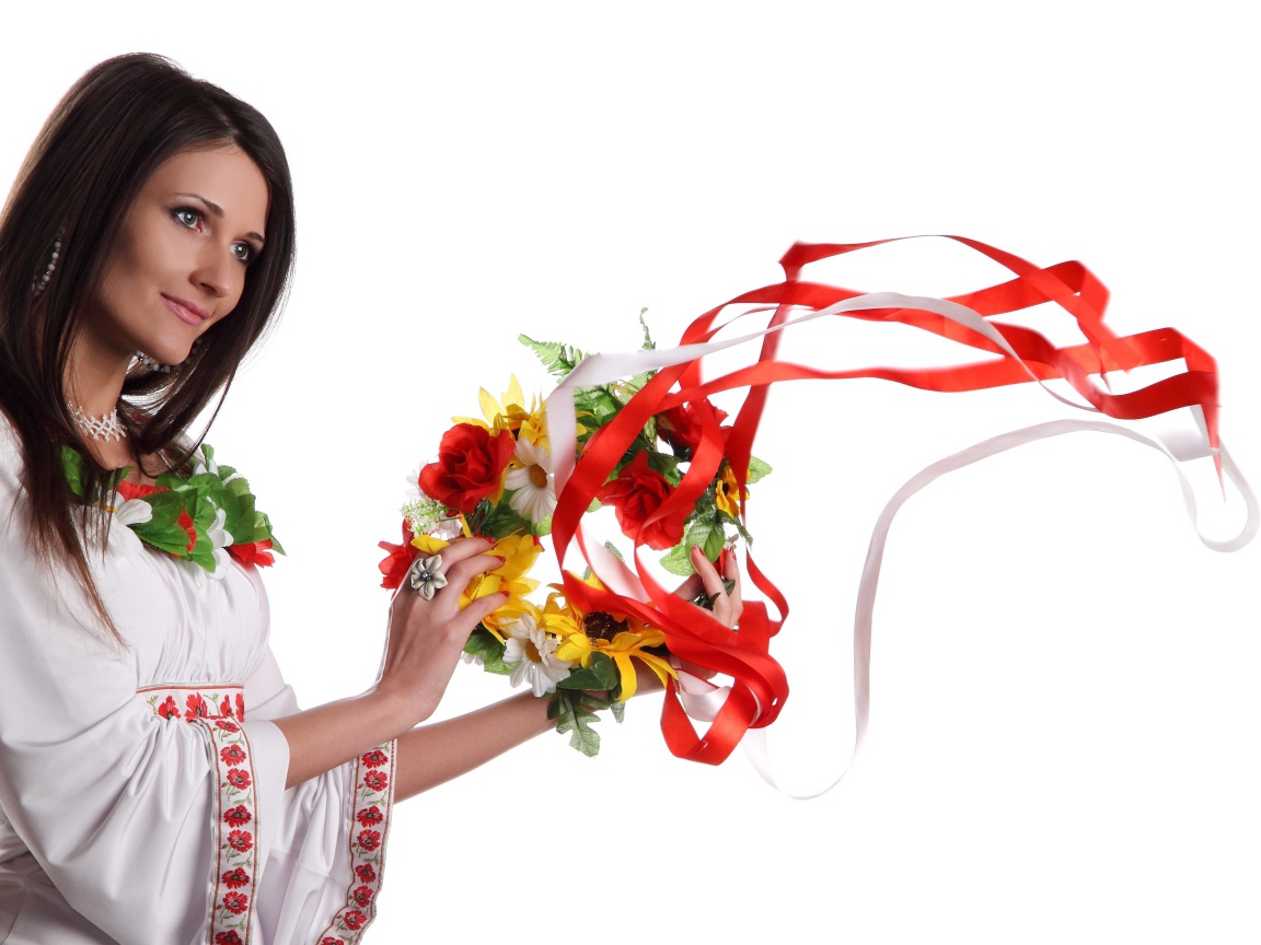 Красивая девушка украинка с венком в руках на белом фоне