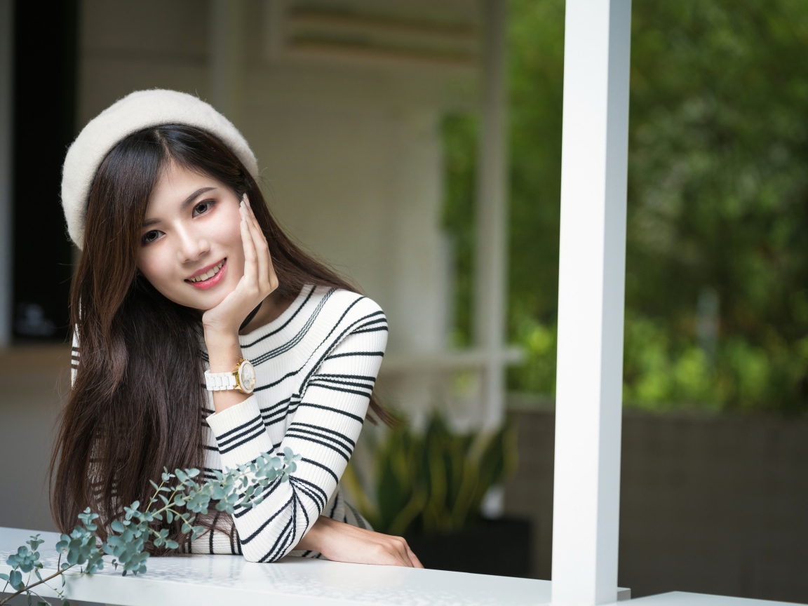 Красивая девушка азиатка в белом берете