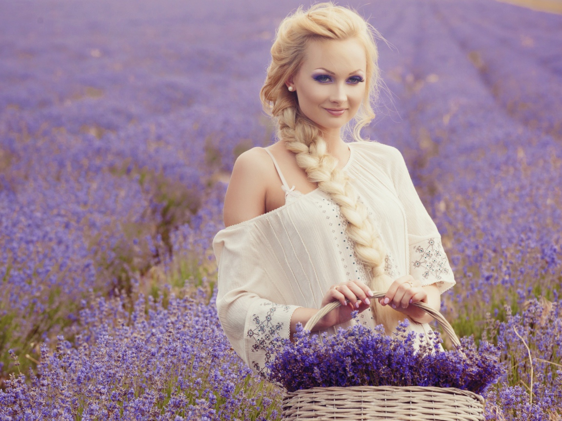 Красивая блондинка с корзиной лаванды в руках