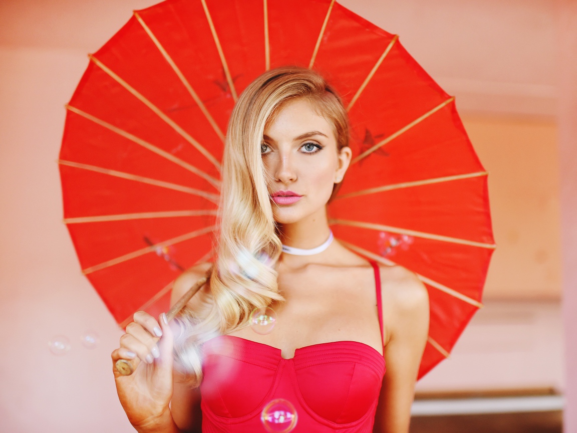 Красивая блондинка с красным зонтом