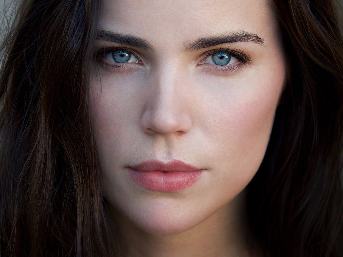 Красивая голубоглазая шатенка крупным планом 