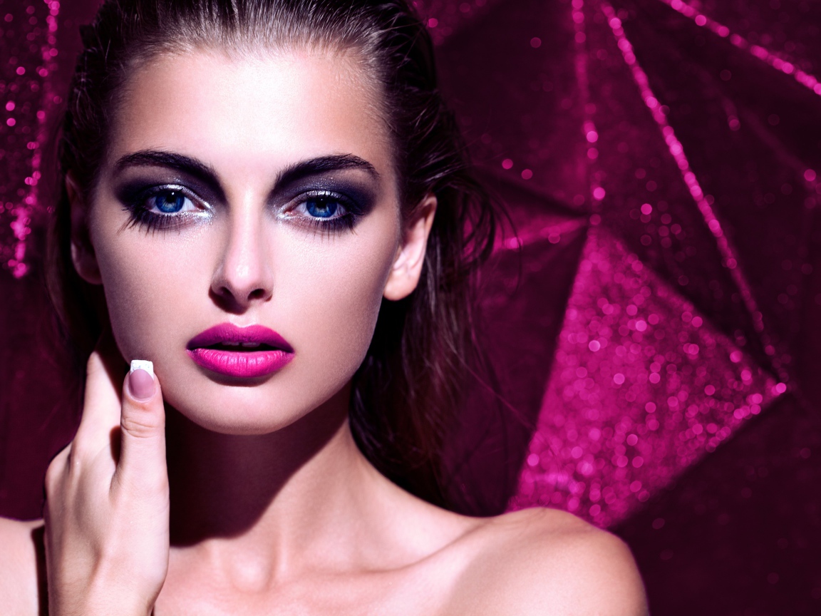 Красивая голубоглазая брюнетка с макияжем на сиреневом фоне