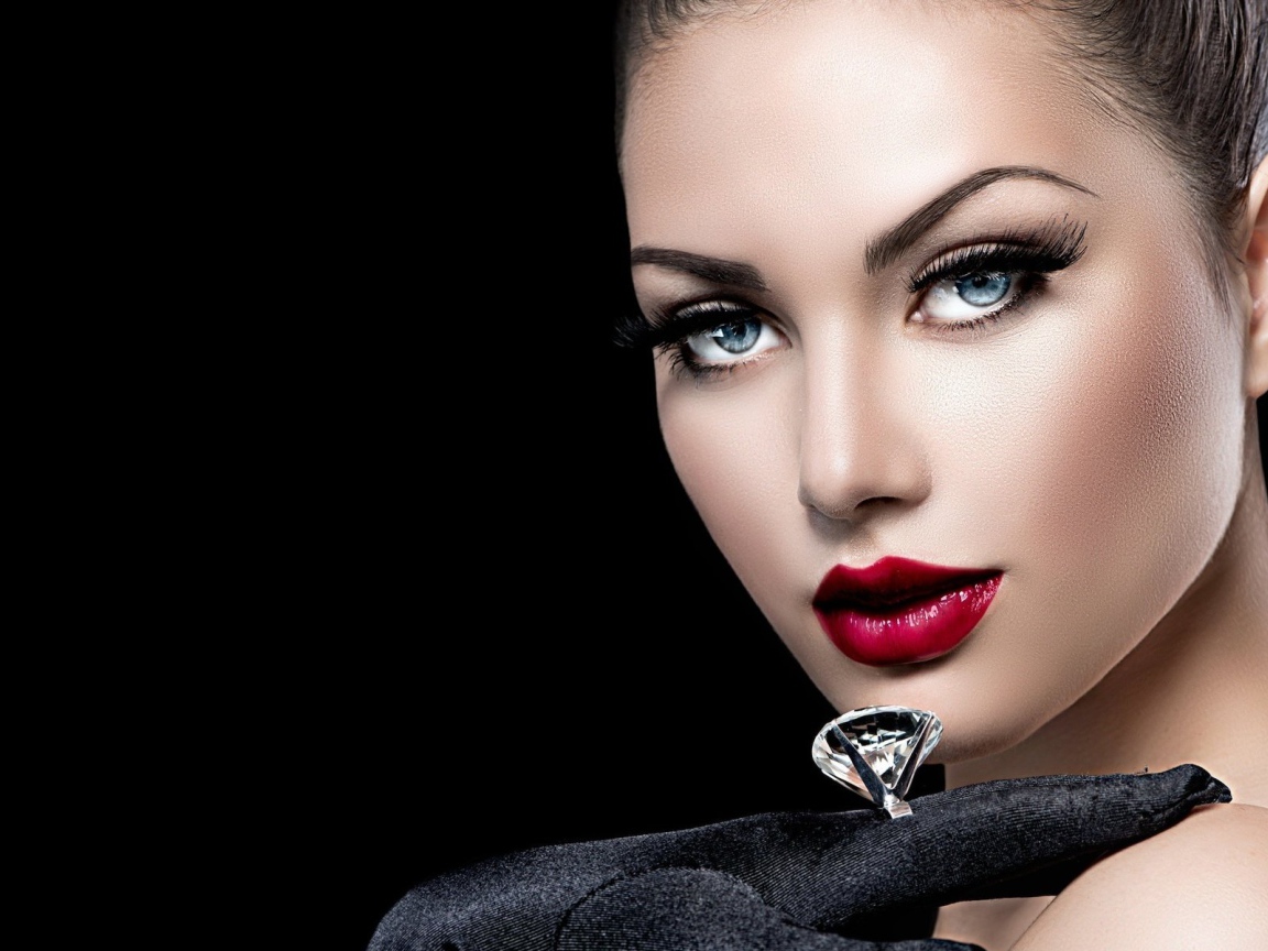 Красивая голубоглазая девушка с кольцом на пальце на черном фоне