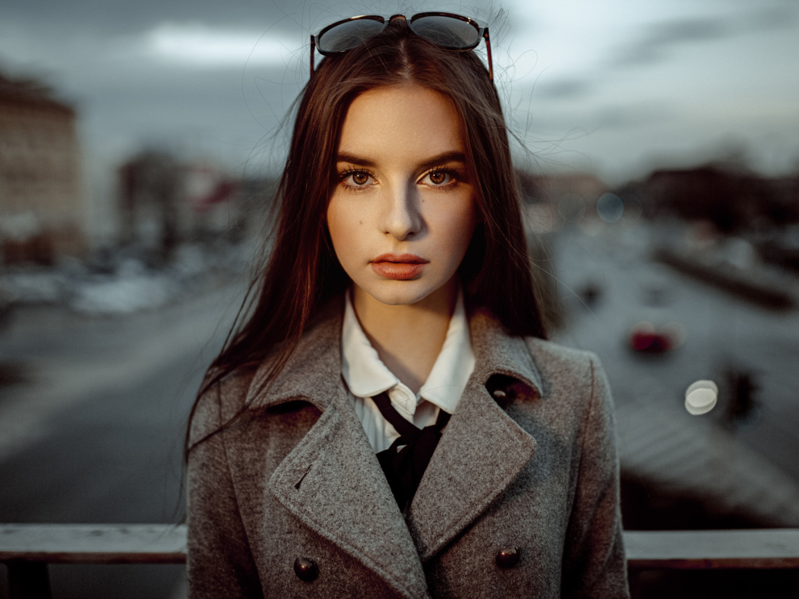 Красивая кареглазая шатенка с очками на голове