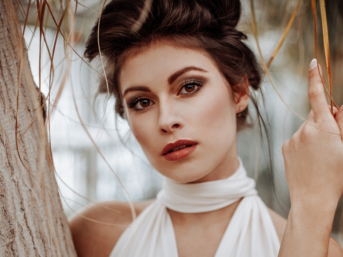 Красивая кареглазая шатенка у дерева