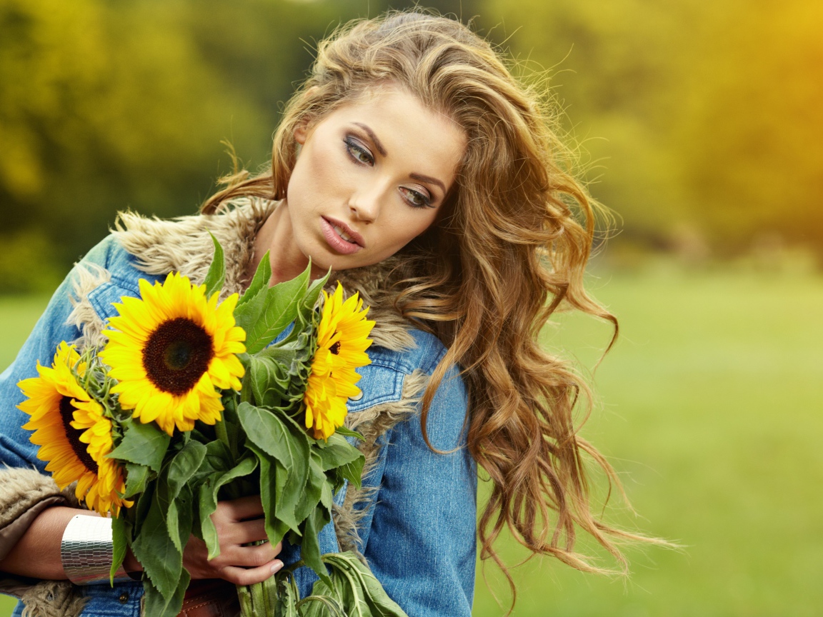 Красивая шатенка с букетом подсолнухов