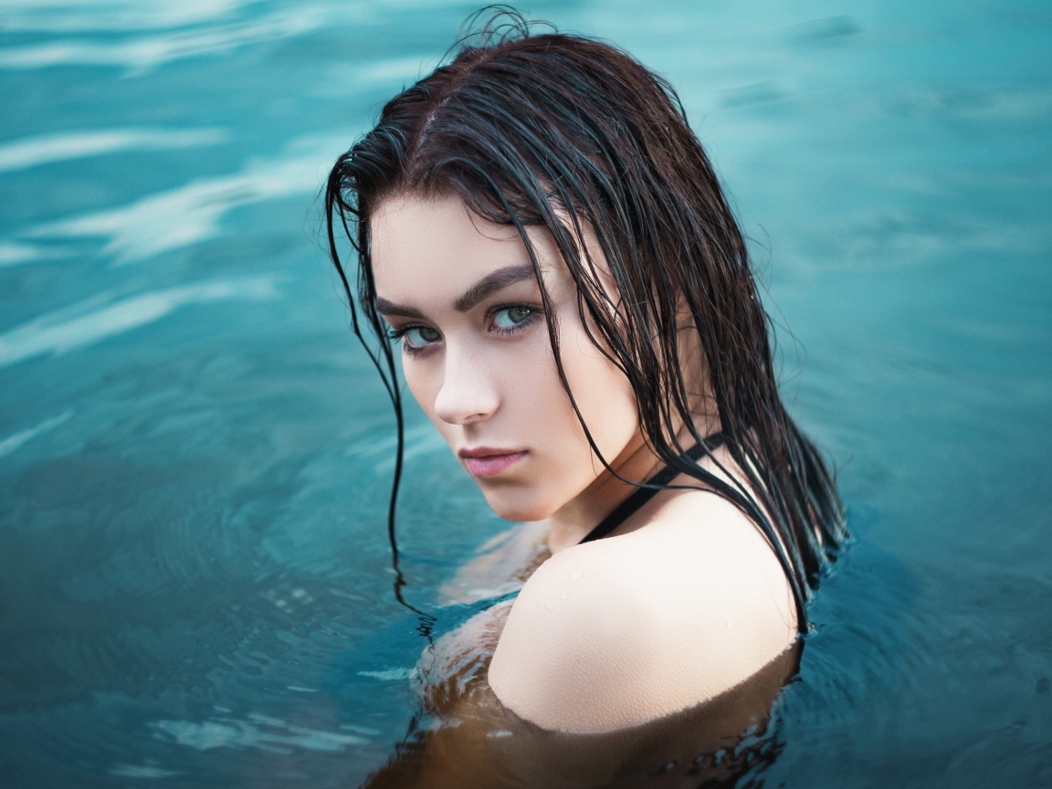 Красивая брюнетка в воде