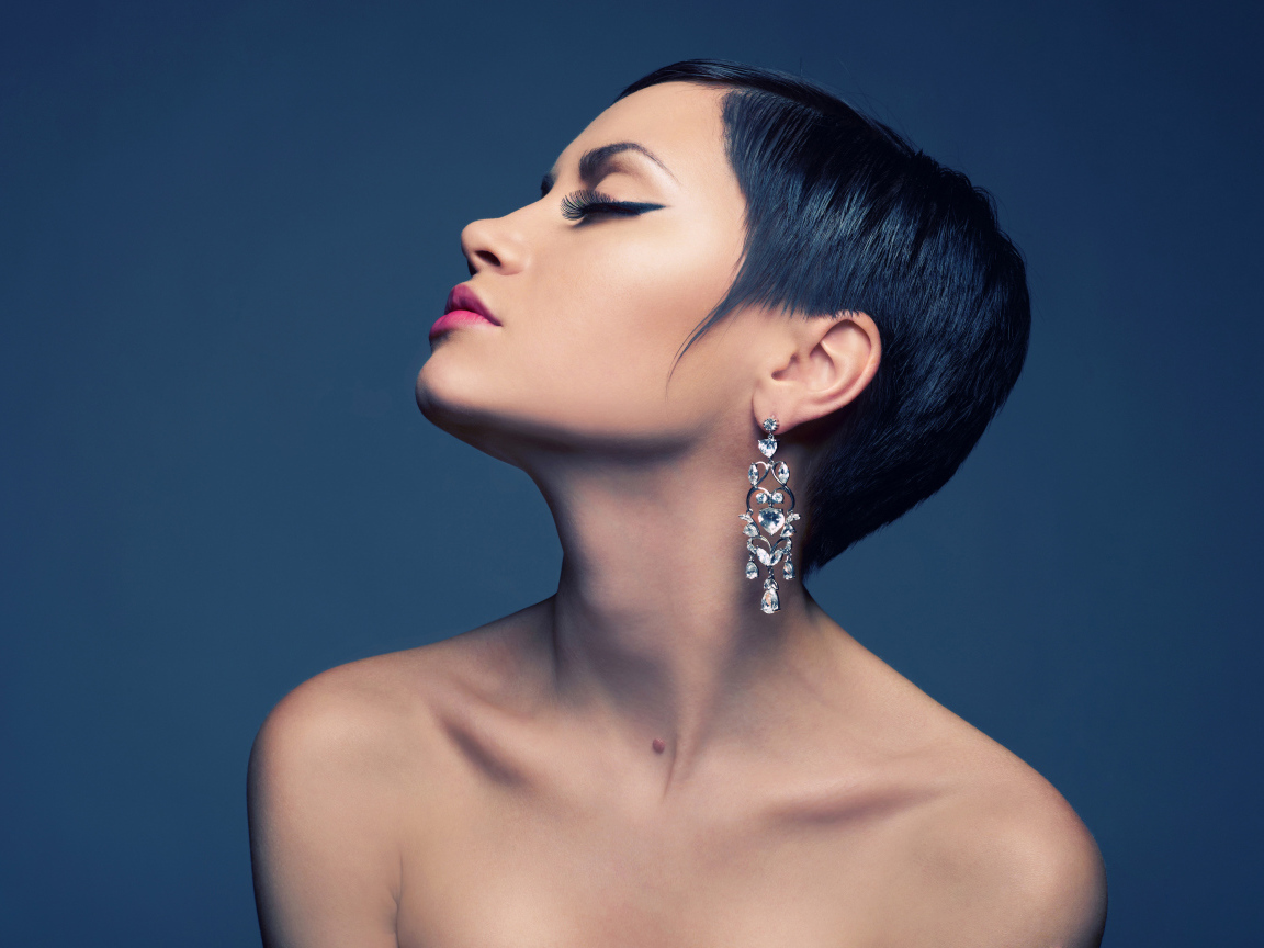 Красивая брюнетка с короткой стрижкой и красивыми серьгами