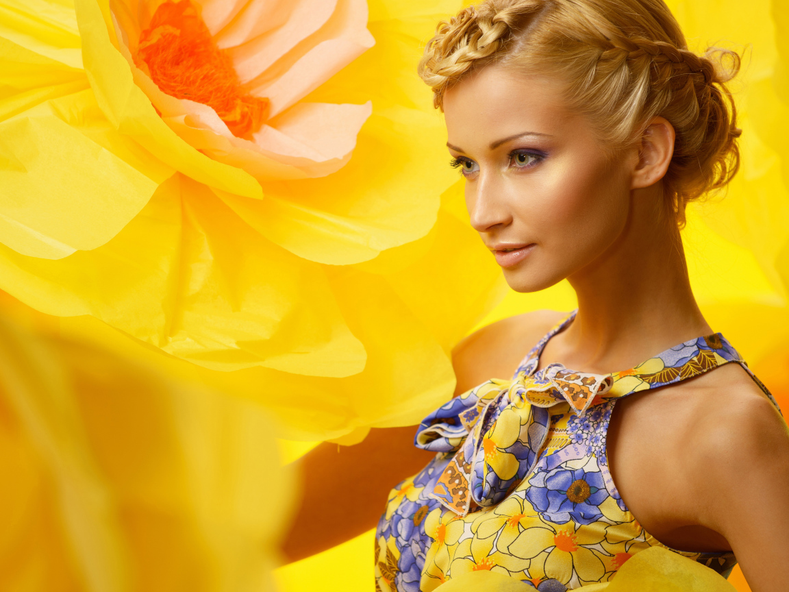 Красивая девушка блондинка на фоне желтого цветка