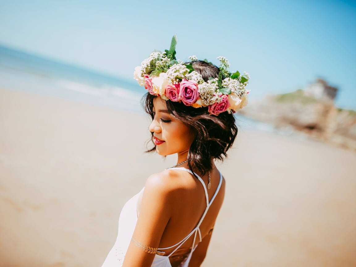 Красивая девушка невеста с венком на голове