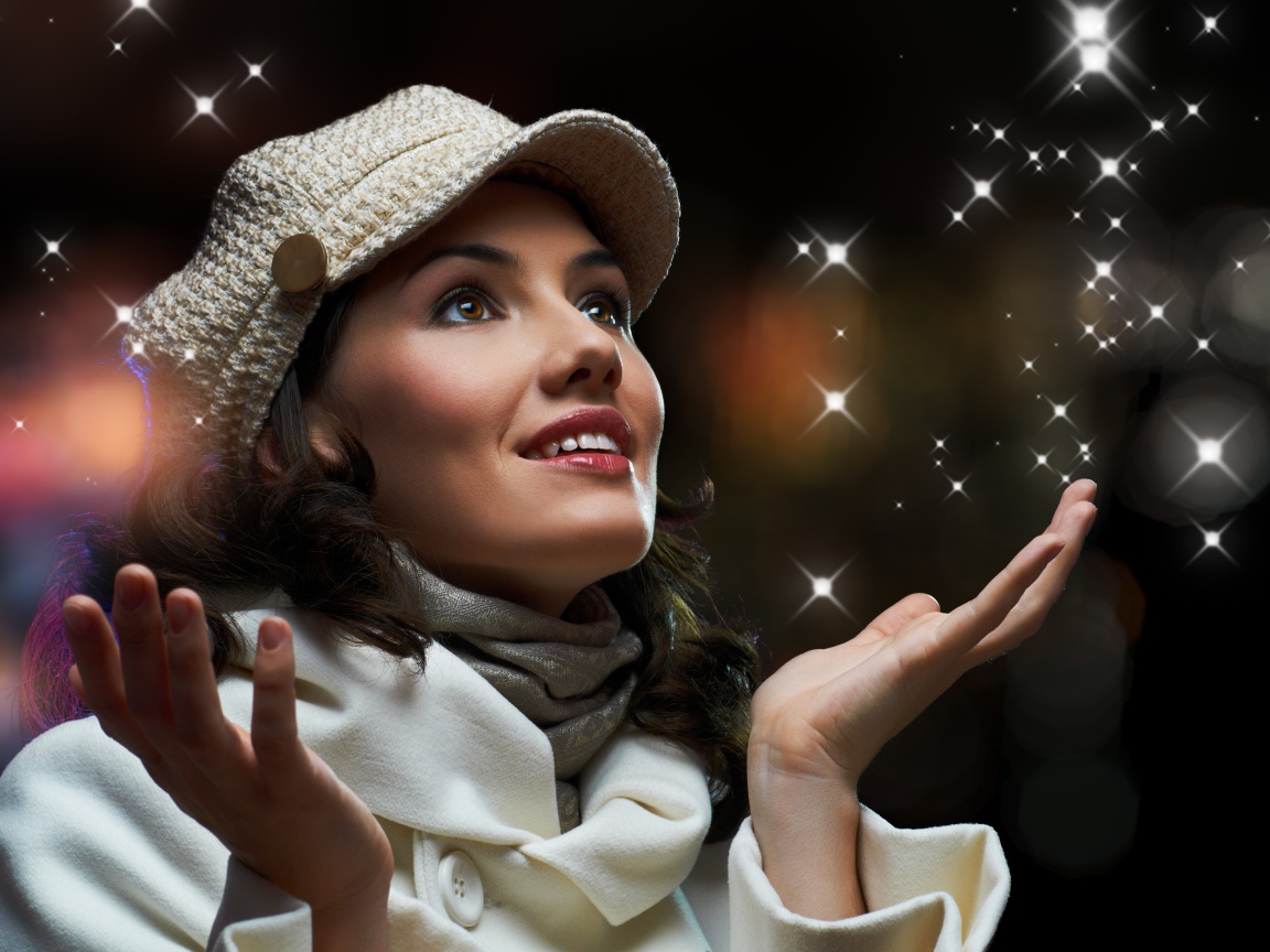 Красивая девушка в белой кепке