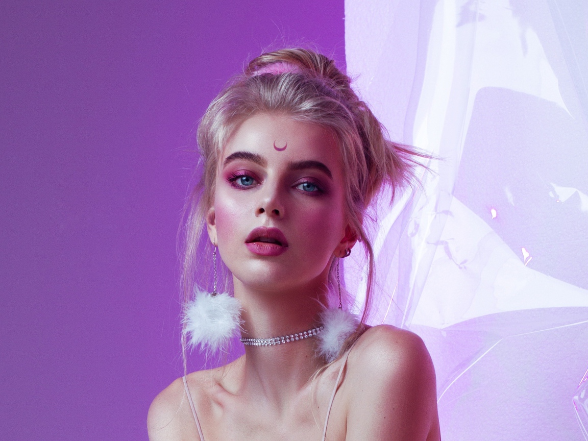 Красивая девушка с татуировкой  на лбу