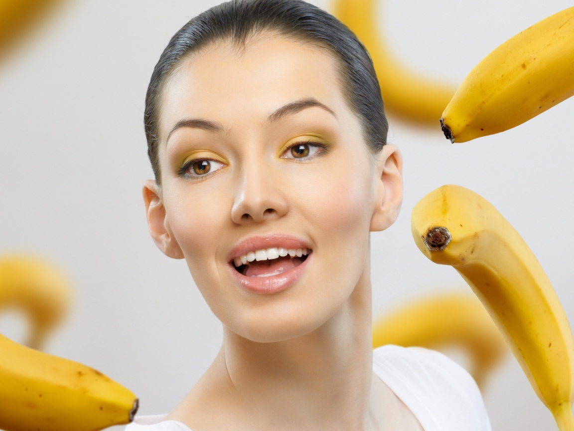 Красивая девушка с бананами в невесомости 