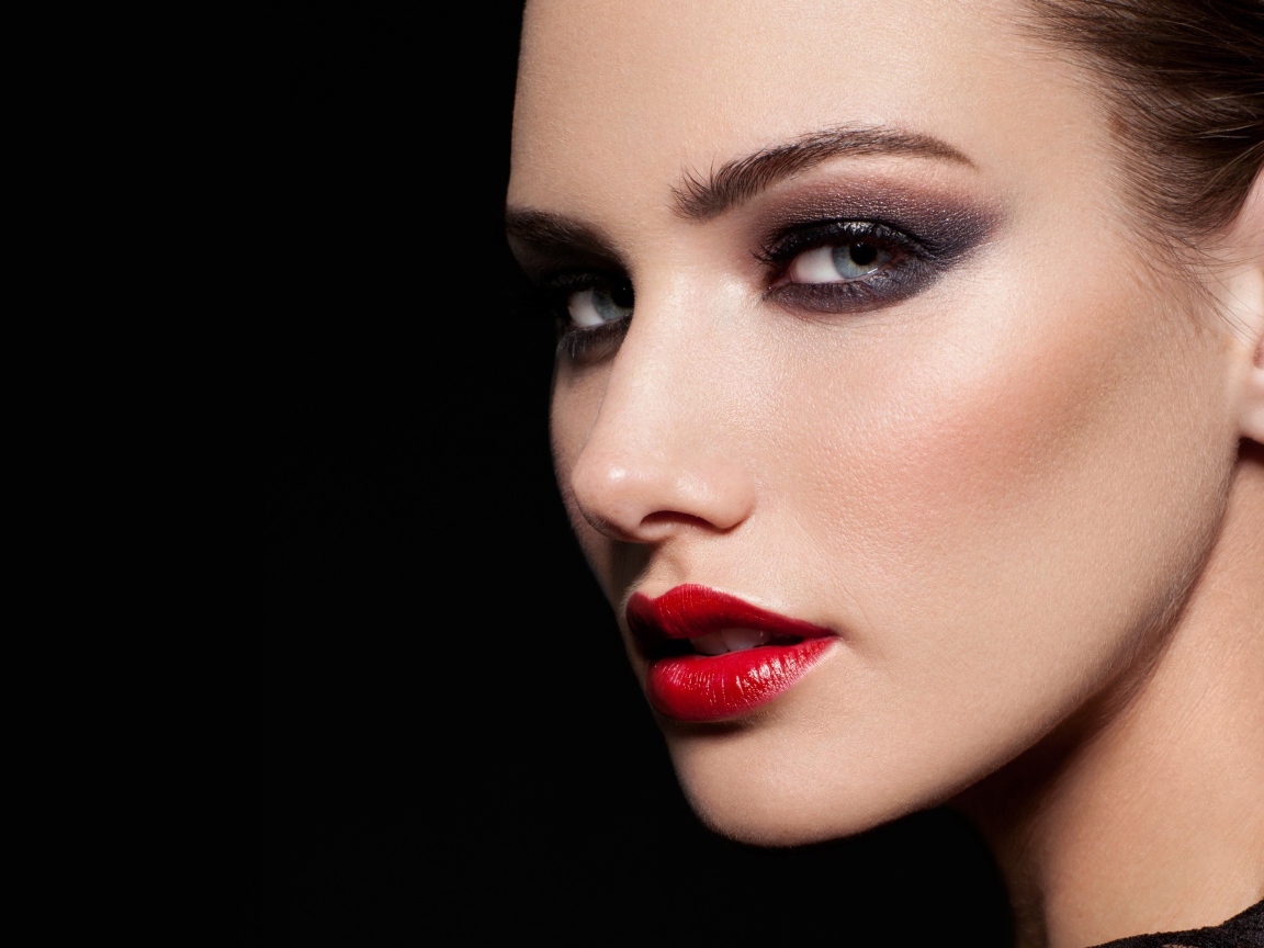 Красивая девушка с яркой помадой на губах на черном фоне
