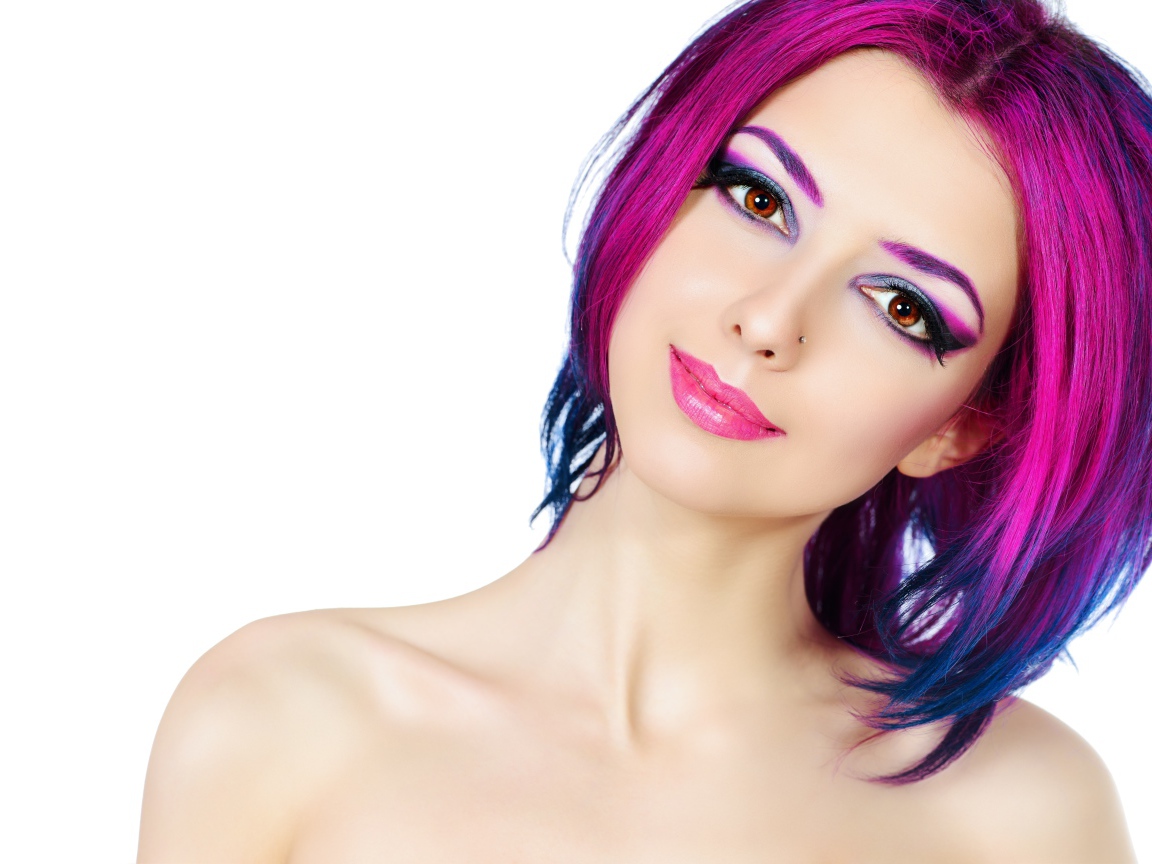Красивая девушка с ярким макияжем и крашеными волосами на белом фоне